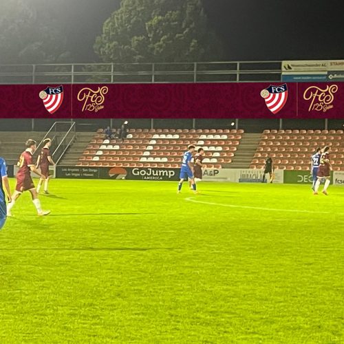 Gitternetz-Banner Tribüne Ost